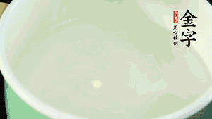 鍋中盛涼水，放入汆燙好的鴿子、火腿片、生姜片。
