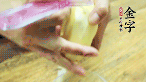 將食材洗凈，茄子、土豆切滾刀塊。