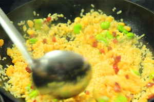 然后加入炒好的食材混合均勻，炒熟即可。出鍋前加少許黑胡椒、鹽和蔥花就可以啦！??！