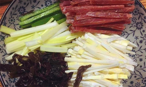 黑木耳泡發(fā)，黑木耳、韭黃、雷筍、青椒切成絲。