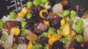 出鍋前加蠔油、生抽調(diào)味，撒點(diǎn)熟白芝麻即可。