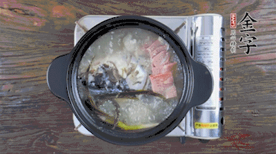 放豆腐、海鮮菇繼續(xù)中小火煮5分鐘。