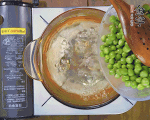 豌豆粒焯水30秒，過涼水。