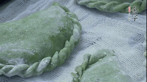 【制作】2.蒸架上墊浸濕的屜布，再放上清明果，大火蒸10~15分鐘，完成，出鍋啦！