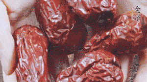 紅棗洗凈，對(duì)半剪開(kāi)。