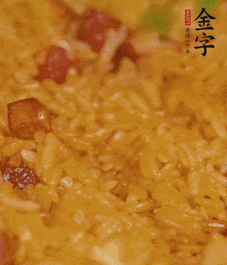 放一撮鹽、生抽少許，倒入炸好的芋頭。最后撒蔥花、蒜末翻炒均勻。