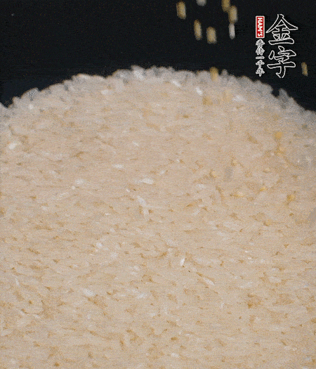 大米和小米一起燜成米飯。