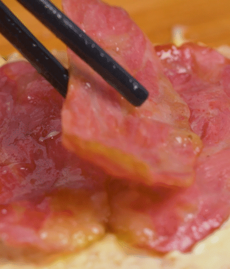 放上火腿、芝士片、生菜，再放一片土司。