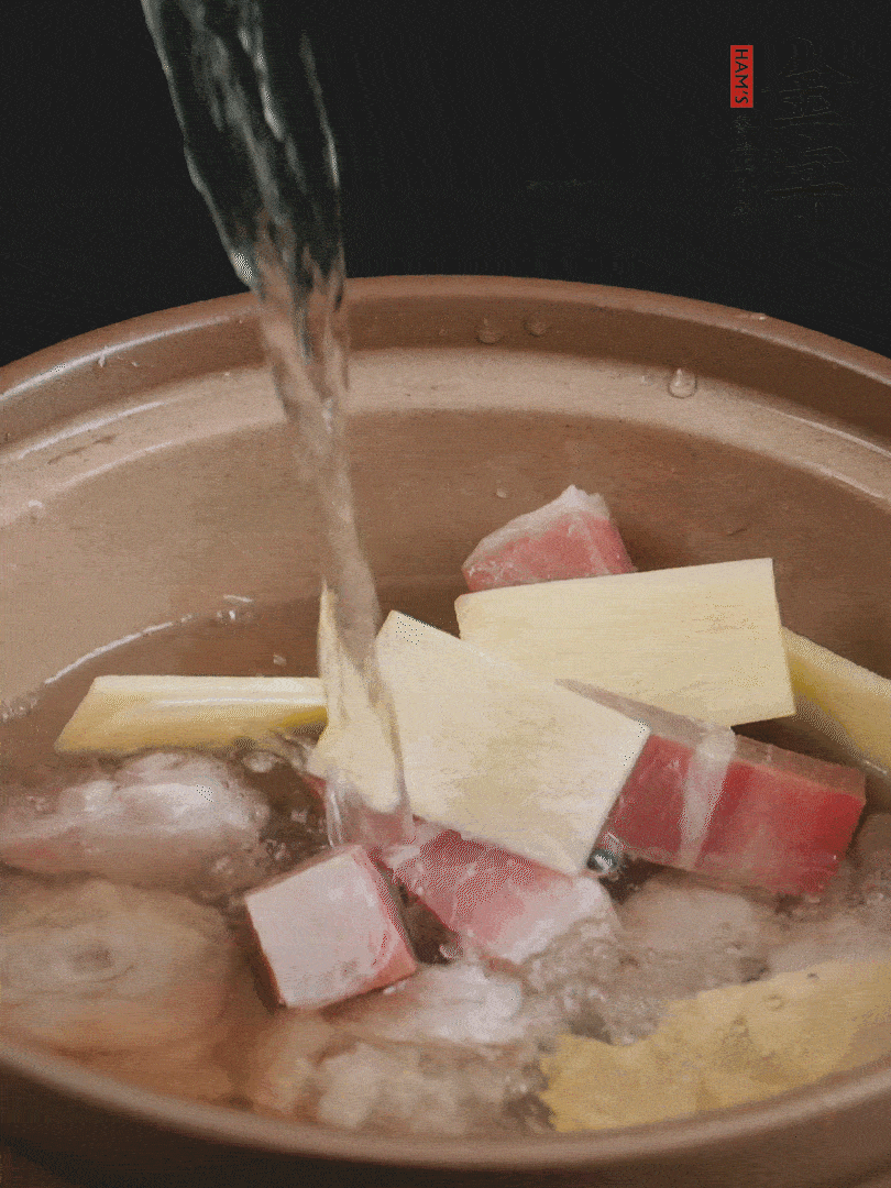 雞塊、火腿、姜片加適量料酒、清水燉80分鐘。
