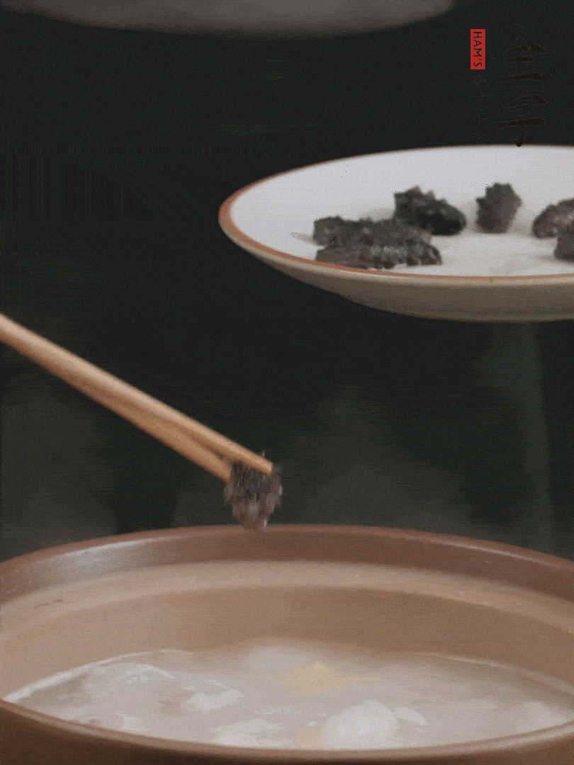 期間雞湯燉到80分鐘時(shí)，加小海參再燉10分鐘。