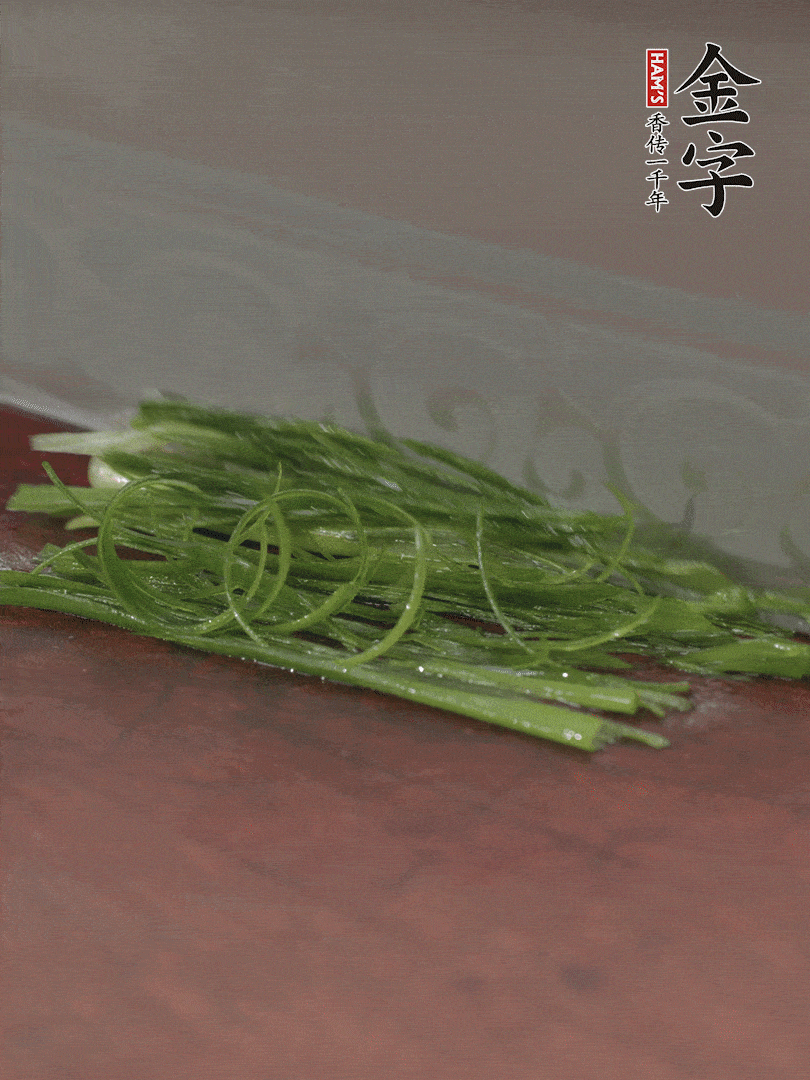 生姜切薄片，紅椒切細(xì)絲，小蔥蔥綠切細(xì)絲，泡入冰水中保持新鮮。