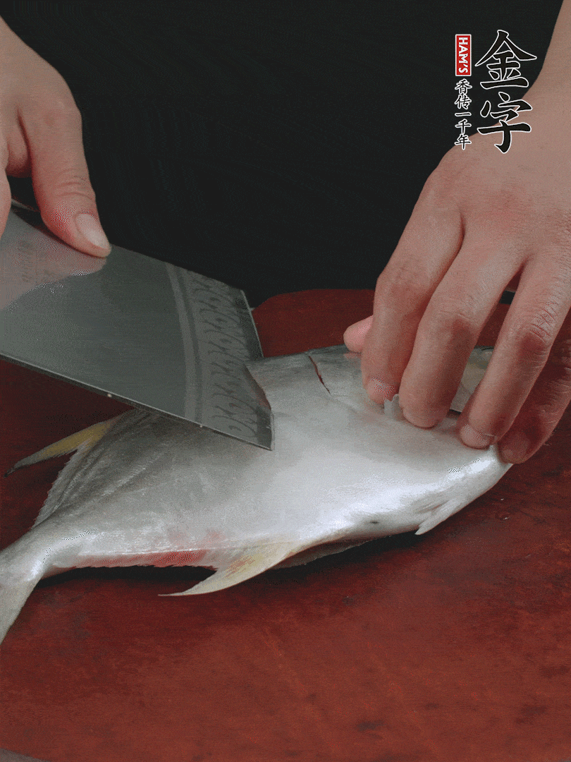 處理干凈銀鯧魚1條，表面斜刀切出花刀。
