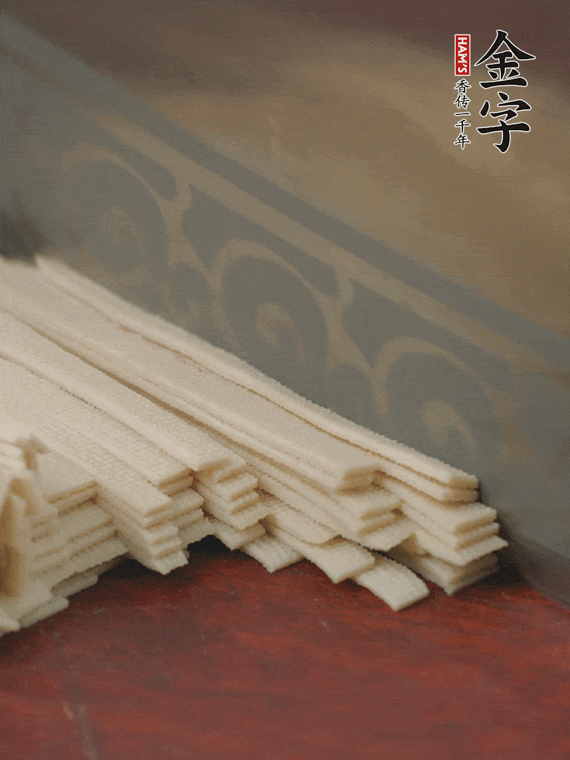 燉火腿期間，千張切細絲，白蘿卜去皮切細絲，蒜葉切細丁。