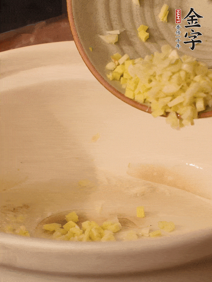 熱油下鍋，姜爆香。下冬瓜略微翻炒。