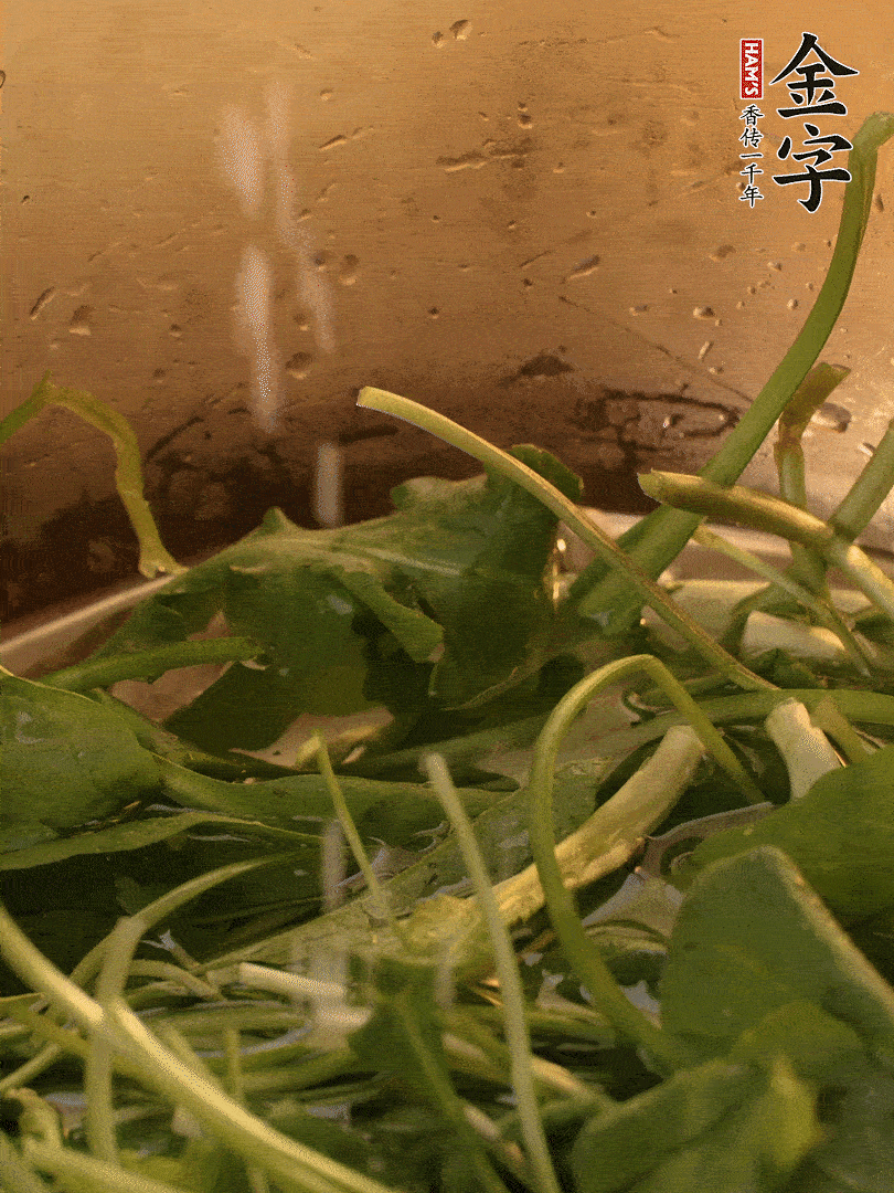 薺菜去掉根部，加小蘇打、鹽熱水沸騰燙軟。