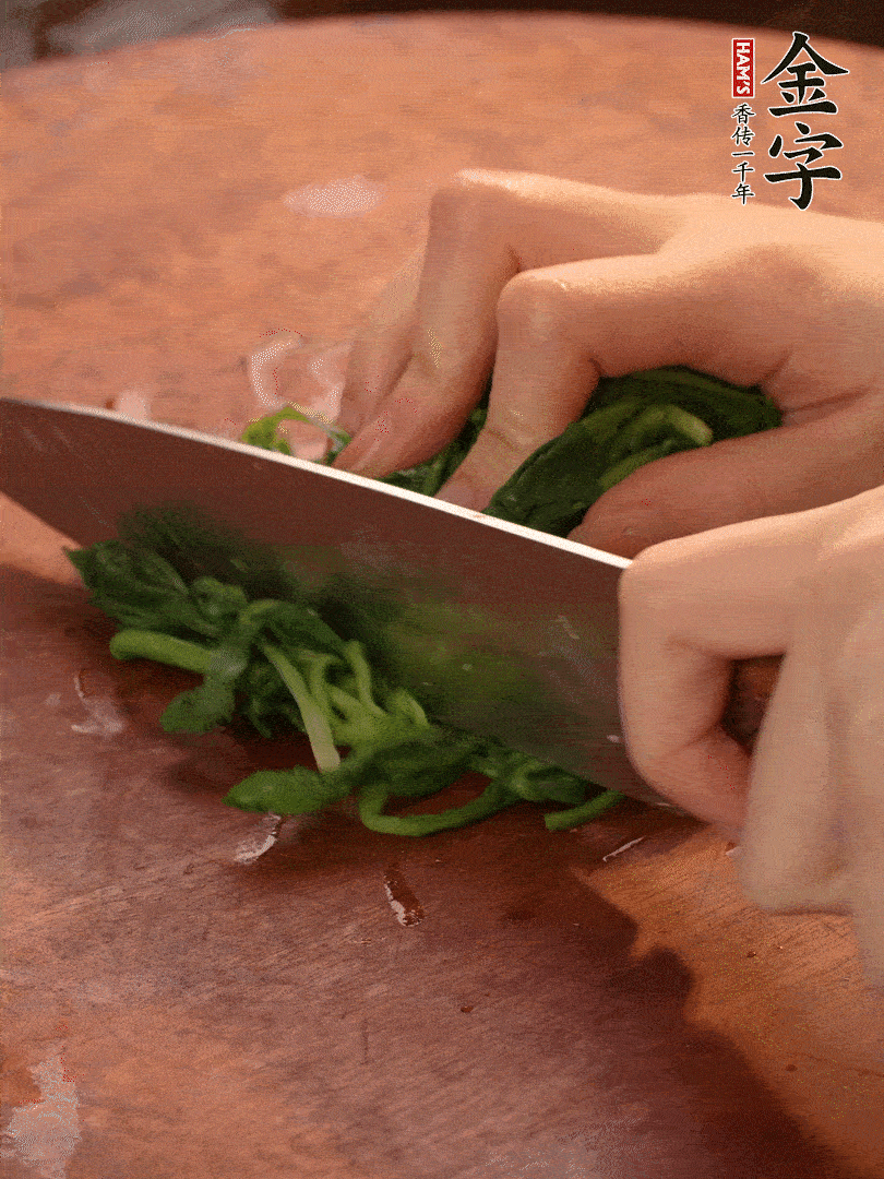 晾涼拽干水份，切碎備用。