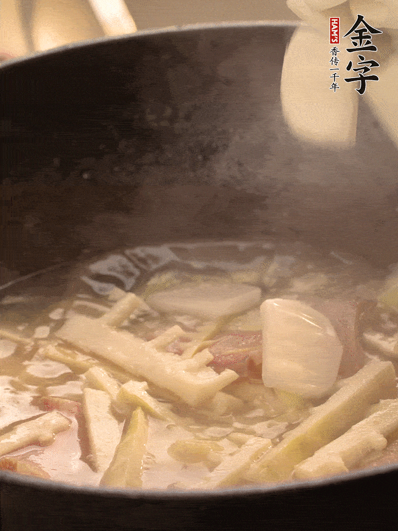 加一點(diǎn)開(kāi)水后，放年糕燜2分鐘至軟。