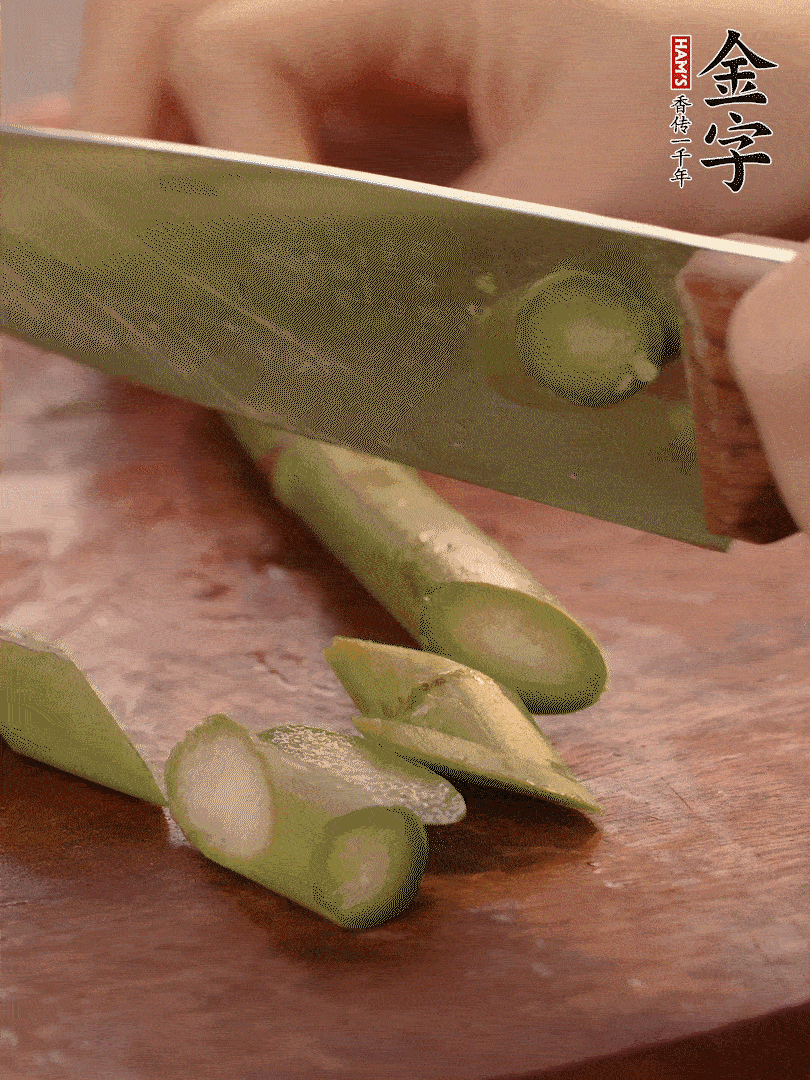 蘆筍去掉底部老的部分，斜切成段。白玉菇去掉根部，日本豆腐切成圓厚片。