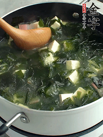 煮到沸騰后，再放入豆腐蓋蓋子煮3分鐘。