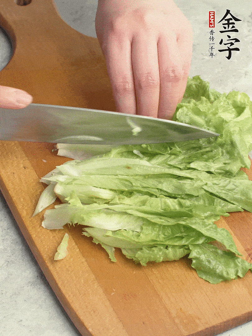 胡蘿卜、生菜、黃瓜切絲。