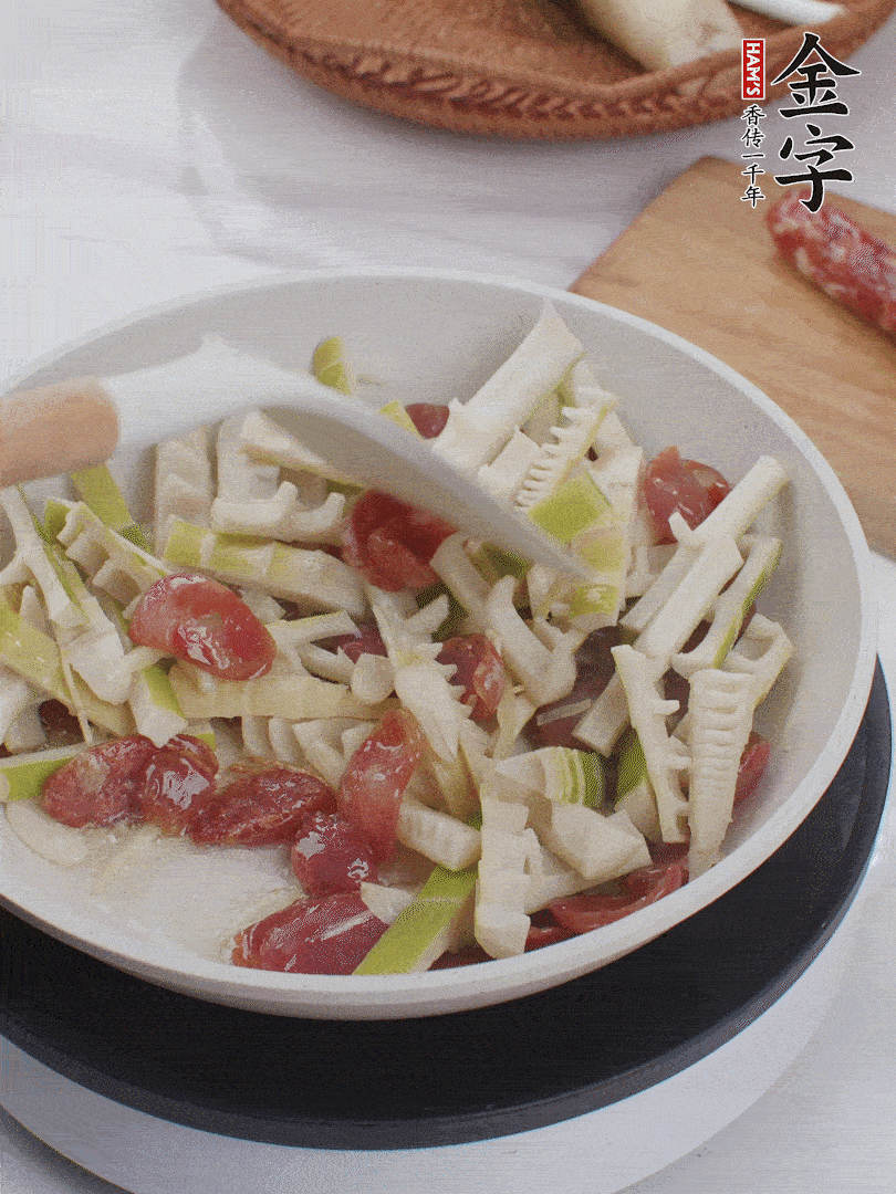 下春筍翻炒均勻，一小撮鹽調(diào)味。