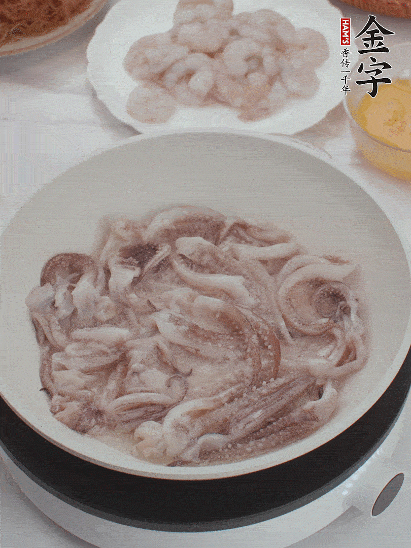 蝦仁、魷魚滑油，蛋液炒制半熟。