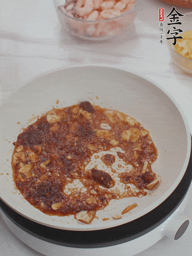 冷鍋熱油，1大勺金字火腿XO醬、蒜末炒香，倒粉絲一起炒。