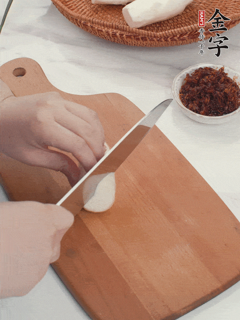 茭白剝殼，洗凈后切滾刀塊。