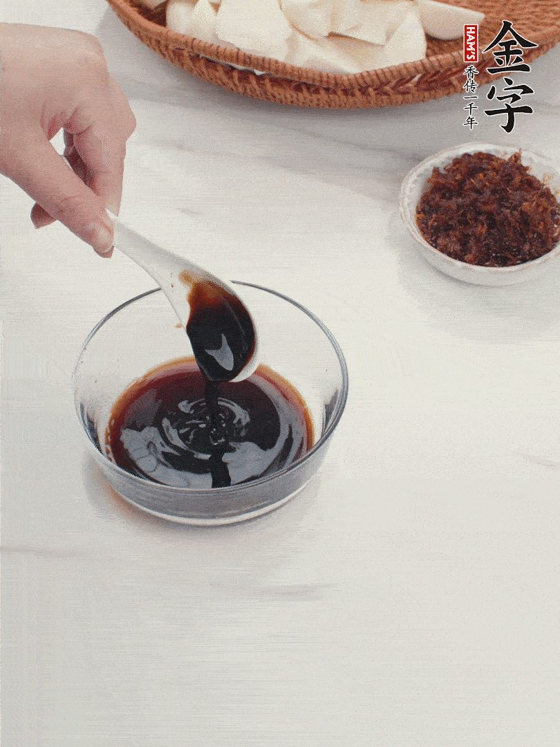 將生抽、老抽、黃酒和白砂糖在小碗里調(diào)成味汁。