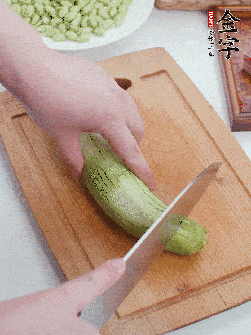 絲瓜去掉外皮，去掉兩端，切成滾刀塊。