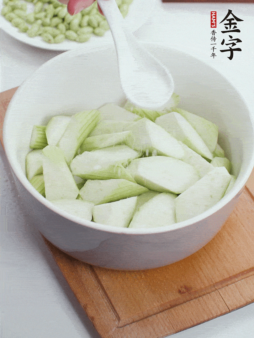 水中加1勺鹽浸泡，防止變黑。