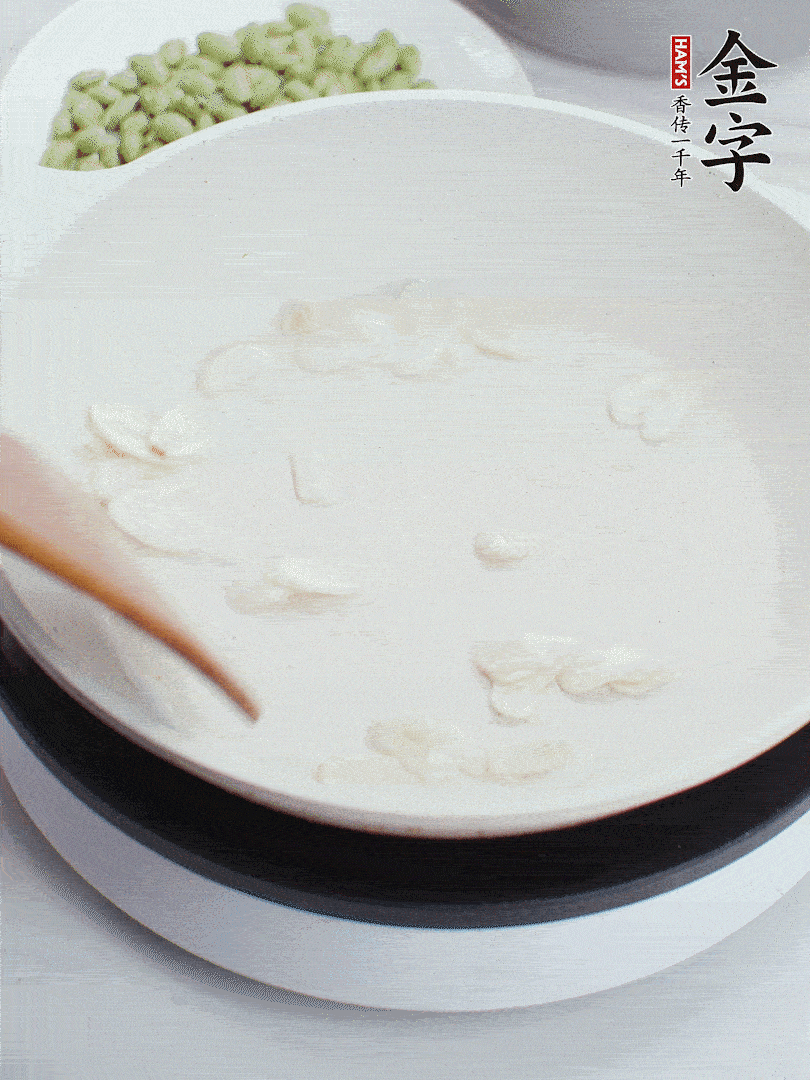 金字淡咸肉煮15分鐘，撈出切片。油5成熱時，蒜末、咸肉爆香。