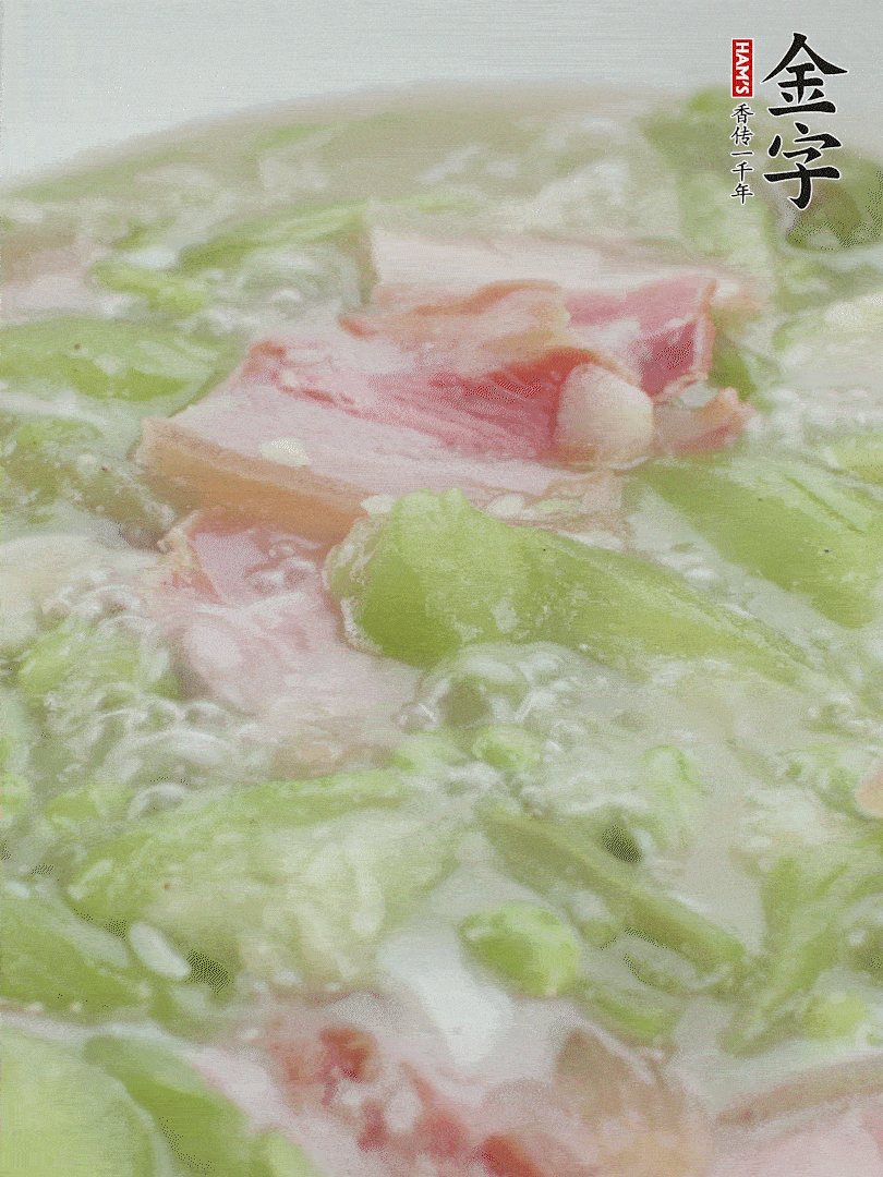 加一點熱水、白胡椒粉、雞精翻炒1分鐘。