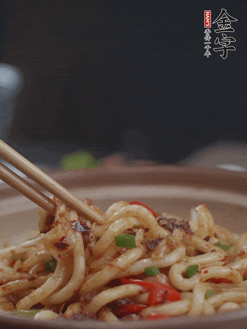一小撮鹽調(diào)味。最后可以點(diǎn)綴香蔥段。