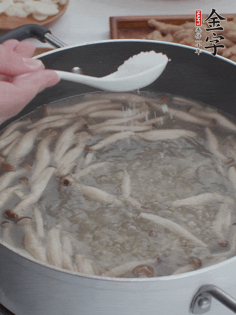 1勺鹽、一點胡椒粉調(diào)味。