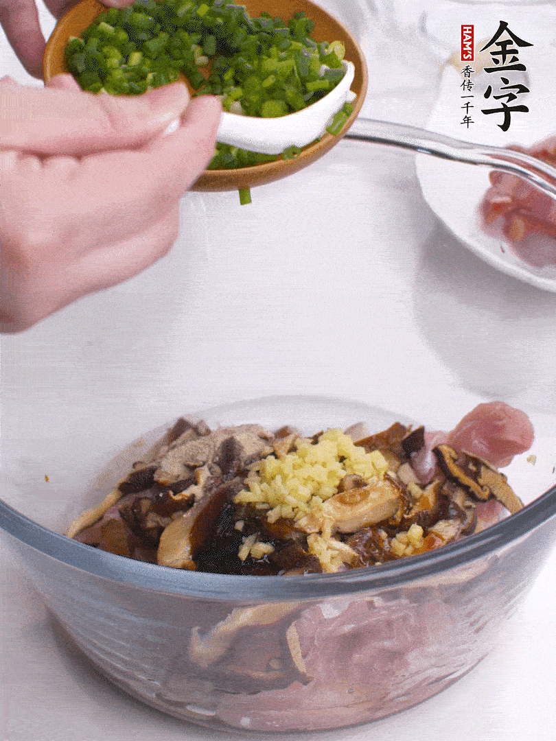 雞肉、香菇混合，加清水1/3杯、料酒1勺、蠔油1勺、鹽1勺、糖1/4勺、白胡椒1/4勺、食用油1勺、香油1/4勺、姜末、蔥花，攪拌均勻腌制2小時。