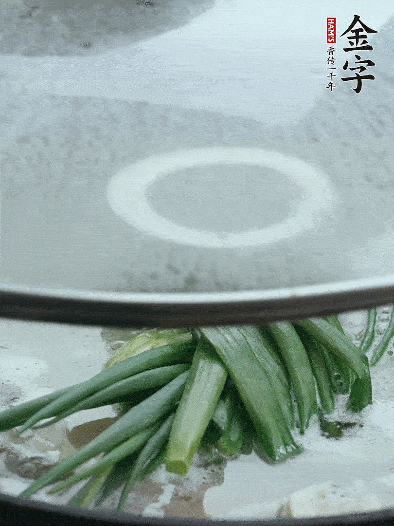 加蔥結(jié)去腥，大火開后中火燒20分鐘。