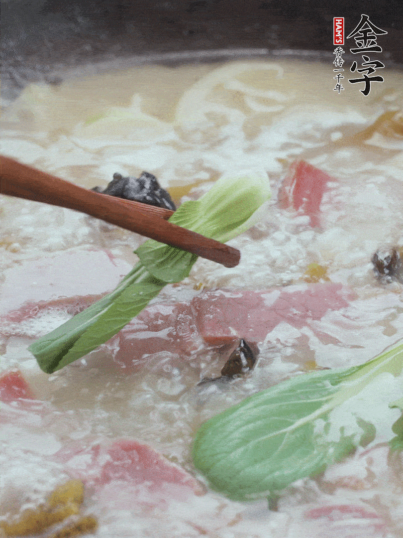 撈出蔥結(jié)，小菜心點(diǎn)綴。