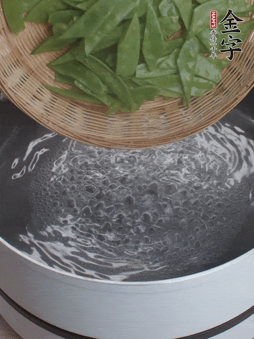 甜豆莢撕掉老筋，斜切兩半，焯水1分鐘。