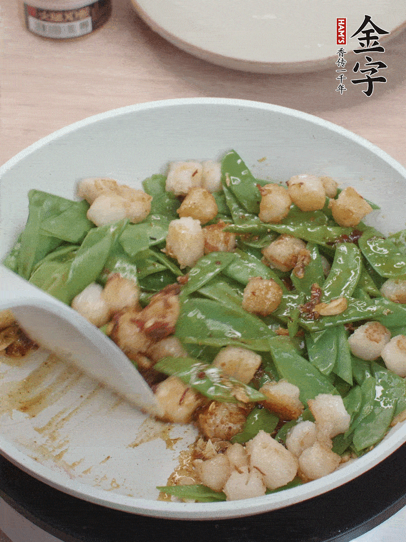下甜豆莢、鮮貝輕輕翻炒均勻。