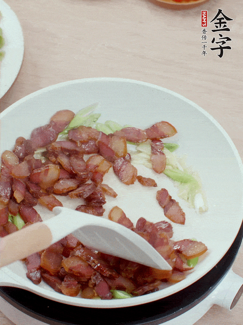 鍋中少許油，姜、蒜白爆香，下臘肉煸出油脂。