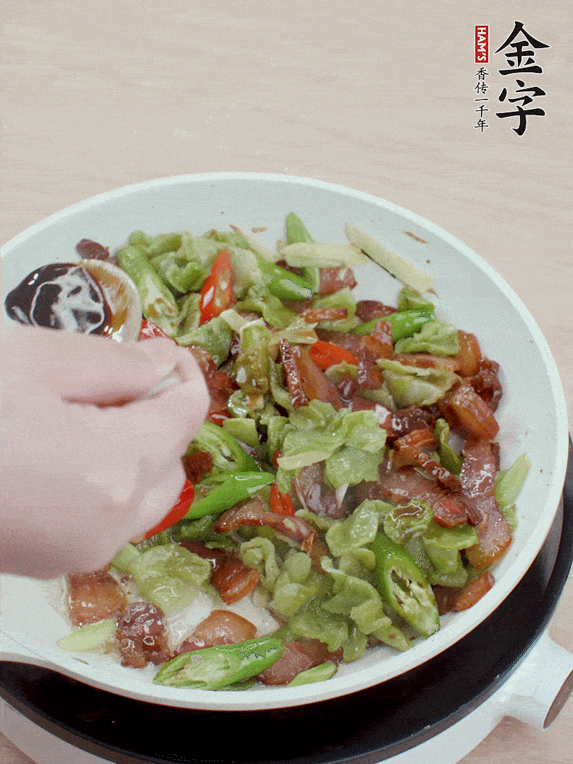 2勺生抽調(diào)味，最后撒蒜葉。