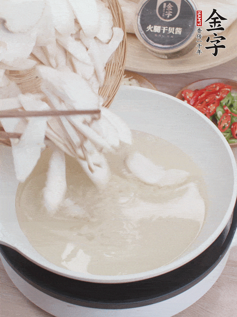 杏鮑菇切成片，油溫7層熱炸2分鐘。