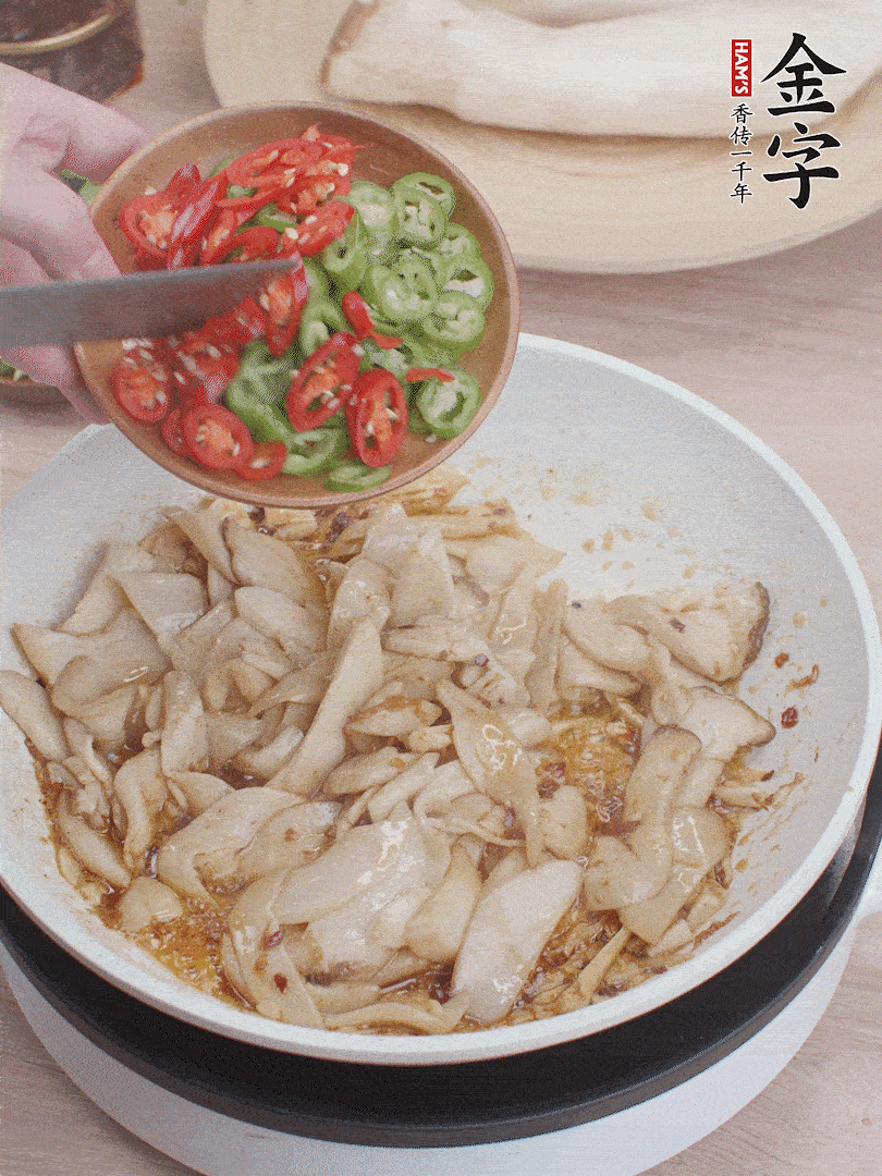 下杏鮑菇、青紅辣椒炒出香味。