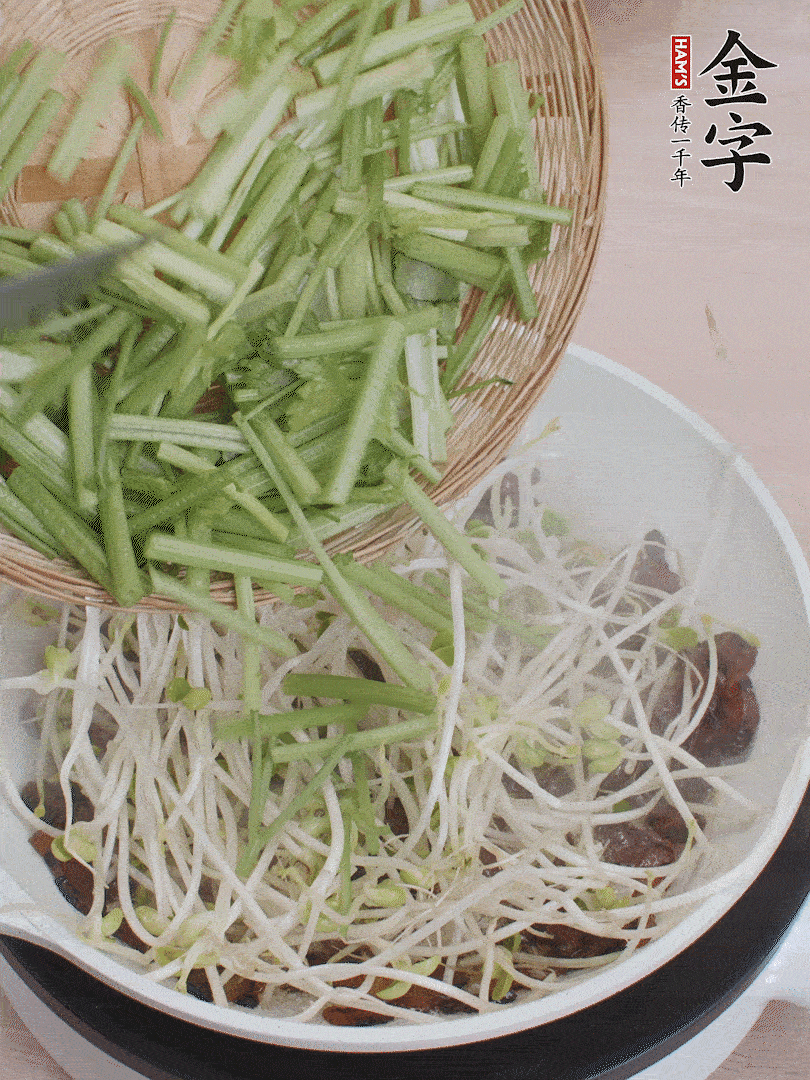下豆芽、香芹翻炒均勻。