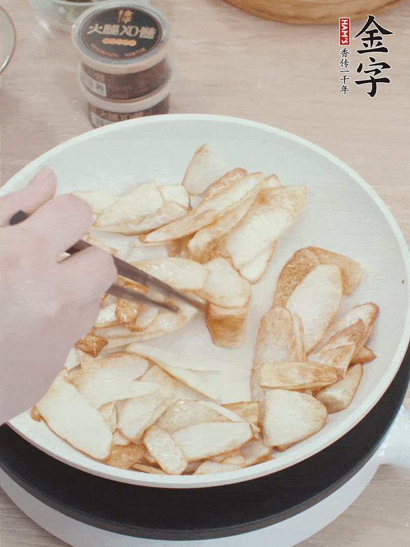 鍋中熱油，山藥煎至兩面金黃。