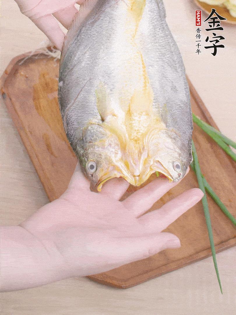 黃魚背部開刀，洗凈切花刀。適量鹽涂抹魚身兩面。