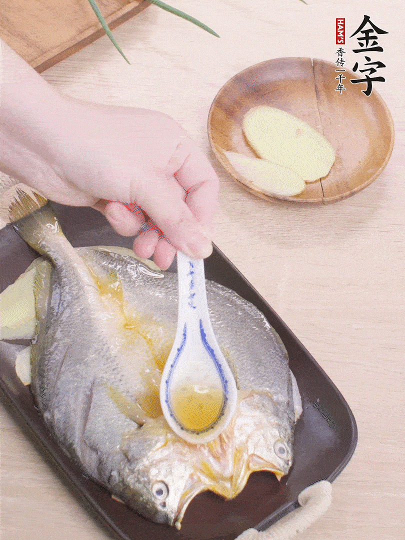 盤底鋪姜片，放黃魚，淋2勺料酒。
