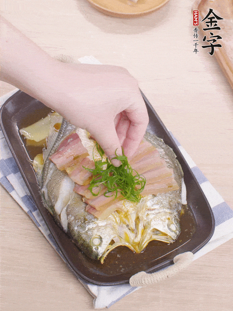 取出姜蔥，淋2勺蒸魚豉油，擺蔥絲。