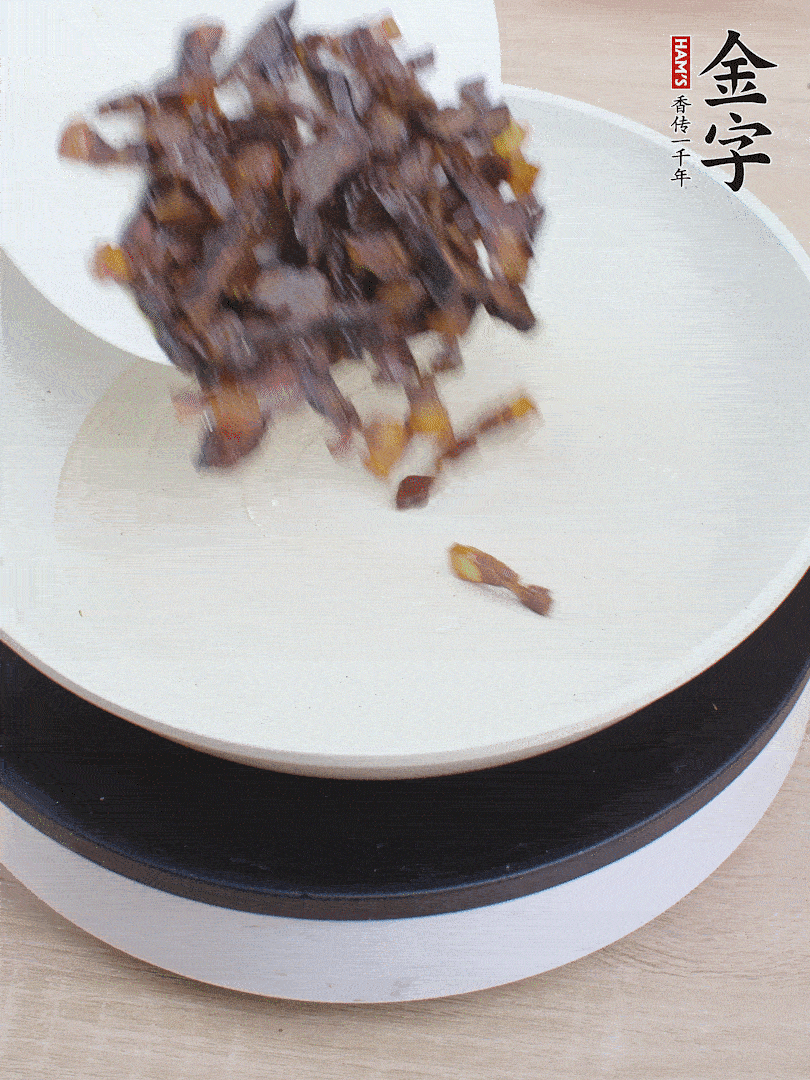 油熱倒醬油肉，編出香味。